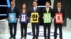 한국 대통령 선거에 출마한 문재인, 심상정, 유승민, 안철수, 홍준표 후보가(왼쪽부터) 지난달 28일 TV 토론회에 앞서 '투표합시다' 문구가 쓰인 카드를 들고 있다.
