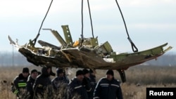 Puing-puing pesawat Malaysia Airlines MH17 diangkut dari kawasan Donetsk ke Kharkiv di Ukraina (20/11).