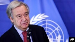 Sekjen PBB Antonio Guterres memberikan pernyataan di samping Presiden Komisi Eropa Ursula von der Leyen sebelum pertemuan mereka di markas Komisi Eropa di Brussels, Rabu, 23 Juni 2021. (Foto: AP)