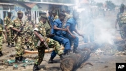 Des miliatires et policiers burundais