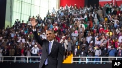 Shugaba Obama a wani dandalin taro a Nairobi Kenya.