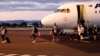 Sebuah pesawat yang membawa atlet rugby Selandia Baru tiba di Tamworth, Australia (3/5), sementara kedua negara berencana mencabut pembatasan perjalanan terkait Covid-19. 