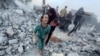 Seorang anak Palestina menangis pasca serangan udara Israel menghancurkan sekolah PBB yang menampung pengungsi Palestina di Khan Younis, Jalur Gaza selatan, 3 Juli 2024. 