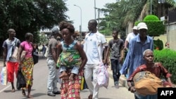 Des résidents des quartiers sud de Brazzaville fuient les affrontements entre les forces de sécurité congolaises et des assaillants inconnus le 4 Avril 2016. / AFP / STRINGER / Congo OUT