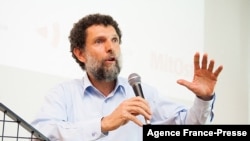 File foto tak bertanggal ini dirilis oleh Pusat Kebudayaan Anadolu, 15 Oktober 2021, menunjukkan Dermawan Turki kelahiran Paris, Osman Kavala dalam sebuah acara di Istanbul. (Handout / Anadolu Culture Center / AFP)