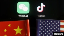 L'application de messagerie WeChat et l'application vidéo courte TikTok sont visibles près des drapeaux chinois et américain dans cette photo d'illustration prise le 7 août 2020. REUTERS/Florence Lo/Illustration/File Photo