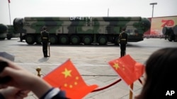 FILE - Kendaraan militer yang membawa rudal balistik DF-41 meluncur dalam parade untuk memperingati 70 tahun berdirinya partai Komunis China di Beijing, 1 Oktober 2019. (AP Photo/Mark Schiefelbein, Berkas)