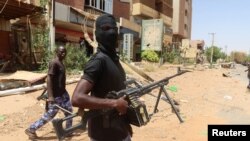 Mwanajeshi wa jeshi la Sudan anaonekana akishika zamu baada ya jeshi kuingia mjini Omdurman