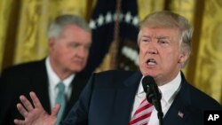 Presiden Donald Trump berbicara dalam pengumuman Inisiatif Pengendalian Lalu Lintas Udara di Ruang Timur di Gedung Putih, 5 Juni 2017, di Washington.