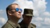 Wakil Ketua Dewan Keamanan Rusia dan Ketua Partai Rusia Bersatu Dmitry Medvedev, kiri, mengunjungi tempat latihan militer Totsky di wilayah Orenburg, Rusia, 14 Juli 2023. (Foto: via AP)