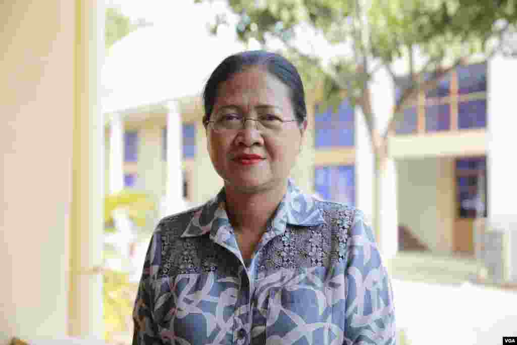 Saeng Sochenda, 54 years old, is director of Research office at the National Institute of Educaton. With 23 years experience in teaching, Sochenda told VOA on Monday that women plays an important role in education as well as economic. And, she loves teaching because she has opportunities to share her knowledge to young generations so that they can contribute to the development of the country. Her messages to all Cambodian women is that they must not lose hope--”All women have to be part of social development, so please do not lose hope. Keep your hope up and be part of the development.”(Tum Malis/VOA Khmer)