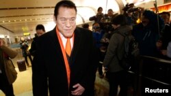 지난 1월 북한 방문을 마친 안토니오 이노키 일본 참의원이 16일 중국 베이징 공항에서 취재진의 질문에 답한 뒤 입국장을 빠져나가고 있다.