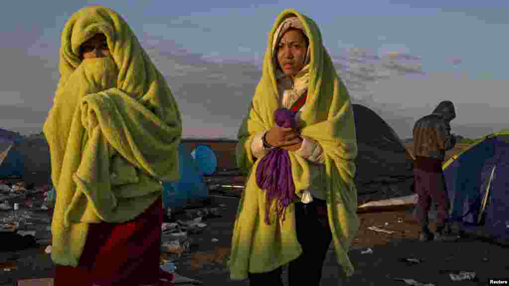 Sun Rufe Jikin Su Saboda Sanyi Kafin Fitowar Rana, Satumba 9, 2015. 