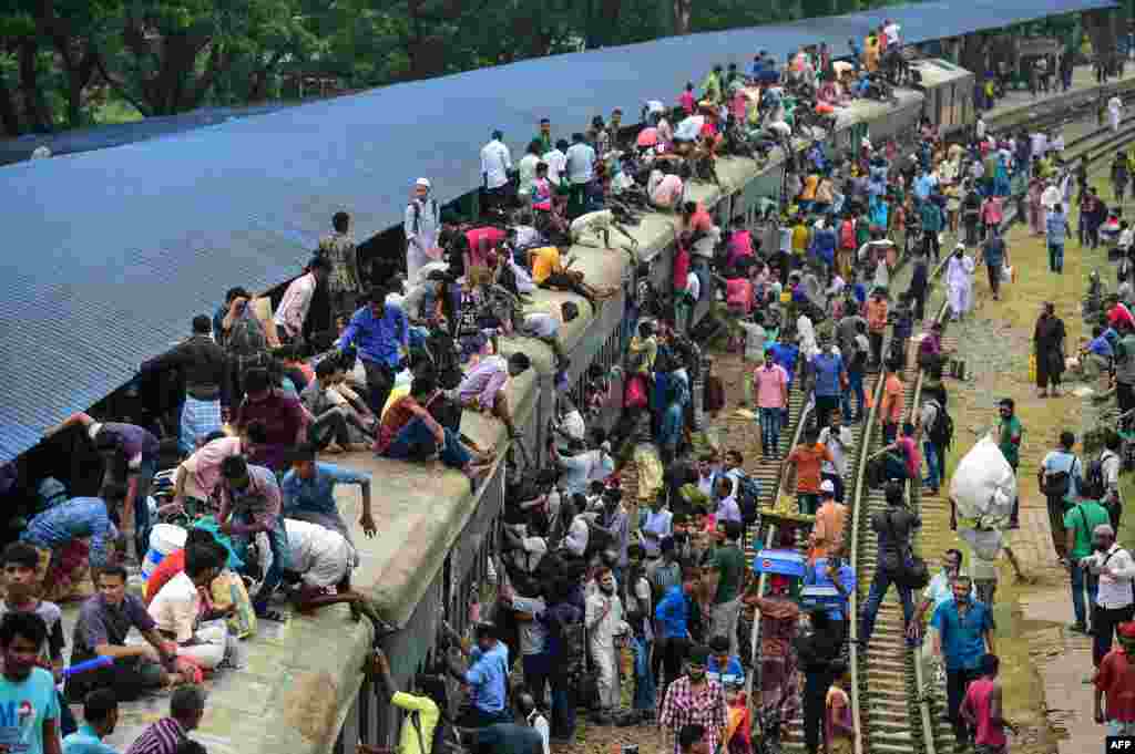 Warga Bangladesh memadati stasiun kereta api untuk mudik ke kampung halaman menjelang hari raya Idul Fitri di ibukota Dhaka.