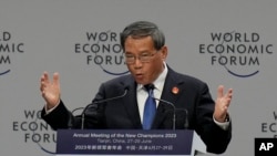리창 중국 총리가 27일 톈진에서 개막한 '하계 다보스포럼(세계경제포럼: WEF)'에서 기조연설하고 있다. 