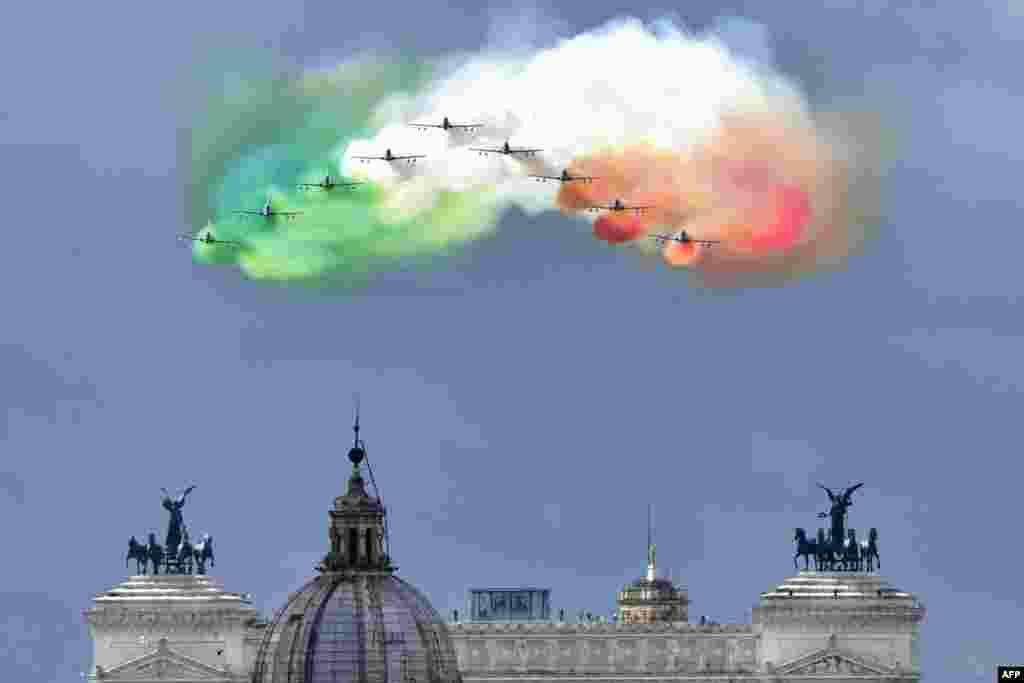 អង្គភាព Frecce Tricolori នៃកងកម្លាំងដែនអាកាសអ៊ីតាលីបញ្ចេញផ្សែង ដែលមានពណ៌ទង់ជាតិអ៊ីតាលី ពីលើក្រុងរ៉ូម ជាផ្នែកមួយនៃការអបអរសាទរថ្ងៃបុណ្យ Republic Day។ 