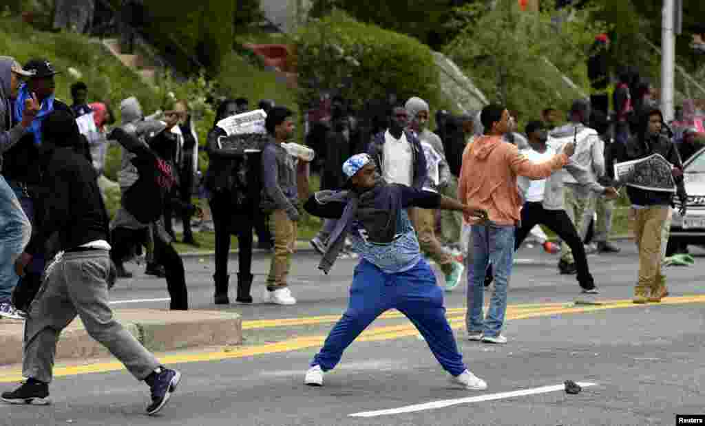 Protesters clash with police near Mondawmin Mall after Freddie Gray's funeral in Baltimore, Maryland, April 27, 2015.