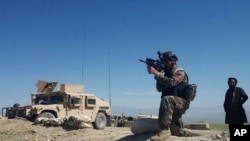 Un soldat des forces spéciales afghanes observe les lignes ennemies dans le district d'Achin, dans la province de Nangarhar, en Afghanistan, le 14 avril 2017.