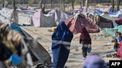 Para pengungsi internal Afghanistan tinggal di tenda-tenda sementara di Kabul (foto: dok). 