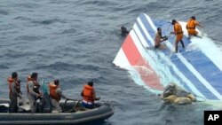 Brazil's Navy sailors recovering debris from the missing Air France jet at the Atlantic Ocean, June 8, 2009