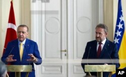 Turski predsjednik Recep Tayyip Erdoğan i bošanjački član Predsjedništva BiH Bakir Izetbegović obraćaju se novinarima nakon sastanka, Predsjedništvo BiH, Sarajevo, 20. maj 2018.