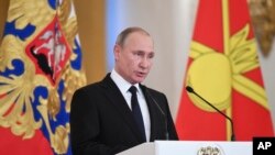 Presiden Rusia Vladimir Putin memberikan sambutan pada acara penganugerahan penghargaan bagi militer Rusia yang bertugas di Suriah, di Kremlin, Moskow, Rusia, 28 Desember 2017.