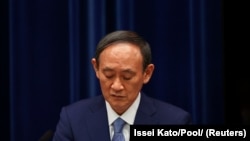 Perdana Menteri Jepang Yoshihide Suga menghadiri konferensi pers tentang tanggapan Jepang terhadap pandemi COVID-19, di kediaman resminya selama Olimpiade Tokyo 2020 di Tokyo, Jepang, 30 Juli 2021. (Foto: Reuters/Issei Kato)