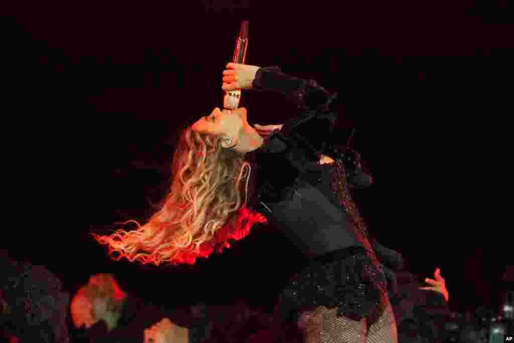 តារាចម្រៀង Beyonce ធ្វើការសម្តែងនៅក្នុងកម្មវិធីតន្ត្រីទេសចរណ៍ពិភពលោក Formation World Tour នៅ Ford Field ក្នុងក្រុង Detroit កាលពីថ្ងៃទី១៤ ខែមិថុនា ឆ្នាំ២០១៦។