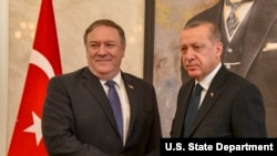 Menteri Luar Negeri AS Michael R. Pompeo (kiri) bertemu dengan Presiden Turki Recep Tayyip Erdoğan di Ankara, Turki, 17 Oktober 2018.