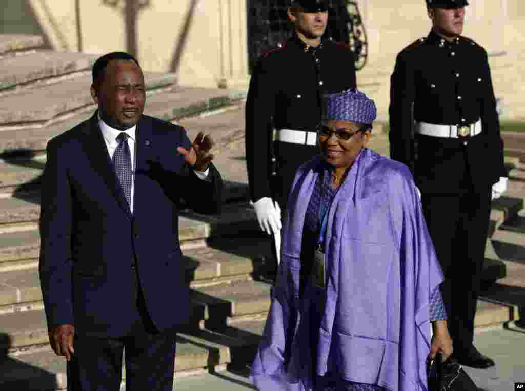 Le président du Niger, Mahamadou Issoufou, à gauche, arrive au palais Auberge de Castille à l'occasion du sommet informel de l'Union européenne et les dirigeants africains sur la migration à La Valette, Malte, 11 novembre 2015. 