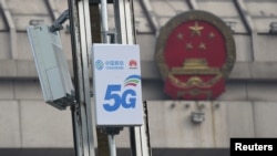 Ilustrasi - Logo layanan seluler China dan Huawei pada instalasi 5G di Luoyang, Henan, China, 27 Februari 2019.