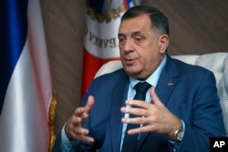 Pemimpin Serbia Bosnia Milorad Dodik dalam wawancara dengan Associated Press, di kota Banja Luka, Bosnia, 240 kilometer barat laut Sarajevo, 29 Desember 2023. (Radivoje Pavicic/AP)