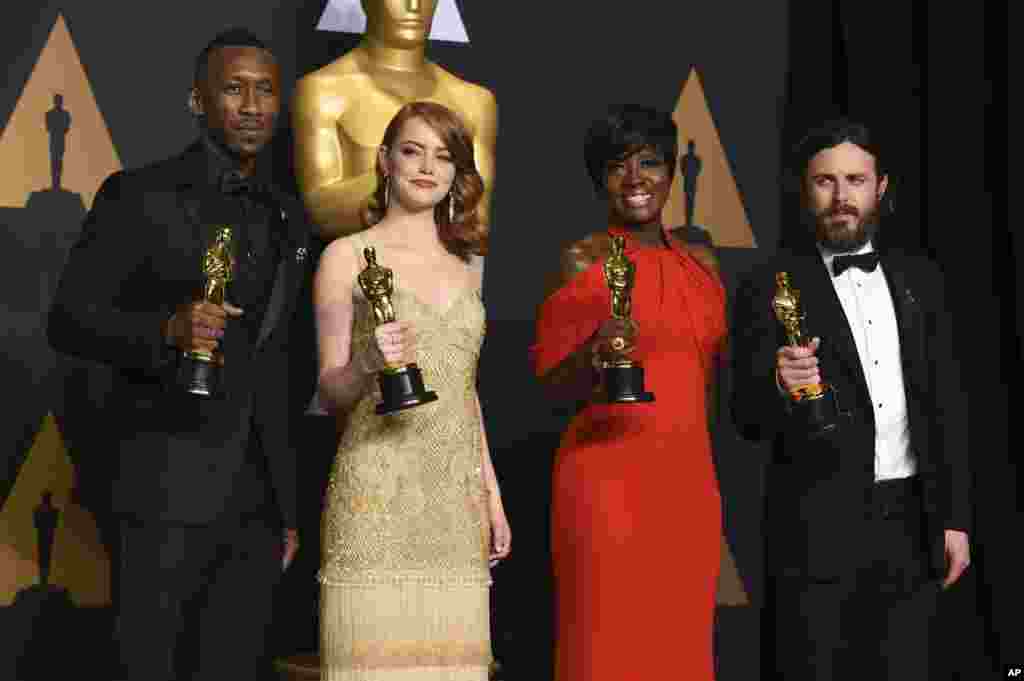 Dari kiri ke kanan: Mahershala Ali, aktor pendukung terbaik atas perannya di "Moonlight"; Emma Stone, aktris terbaik untuk "La La Land"; Viola Davis, aktris pendukung terbaik untuk aktingnya dalam "Fences", dan Casey Affleck, aktor terbaik dari film "Manchester by the Sea", berpose di ruang pers Oscars 2017.