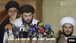 Ulama Syiah Moqtada al-Sadr (tengah) menyerukan "perlawanan militer" terhadap pelatih militer AS yang tetap berada di Irak setelah akhir tahun ini.