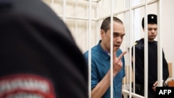 Еден од тројцата адвокати кои го застапуваа починатиот опозициски лидер Алексеј Навални: Вадим Кобзев, обвинет за учество во „екстремистичка“ организација, присуствуваше на нивното читање на пресудите во градот Петушки, Русија, на 17 јануари 2025 година