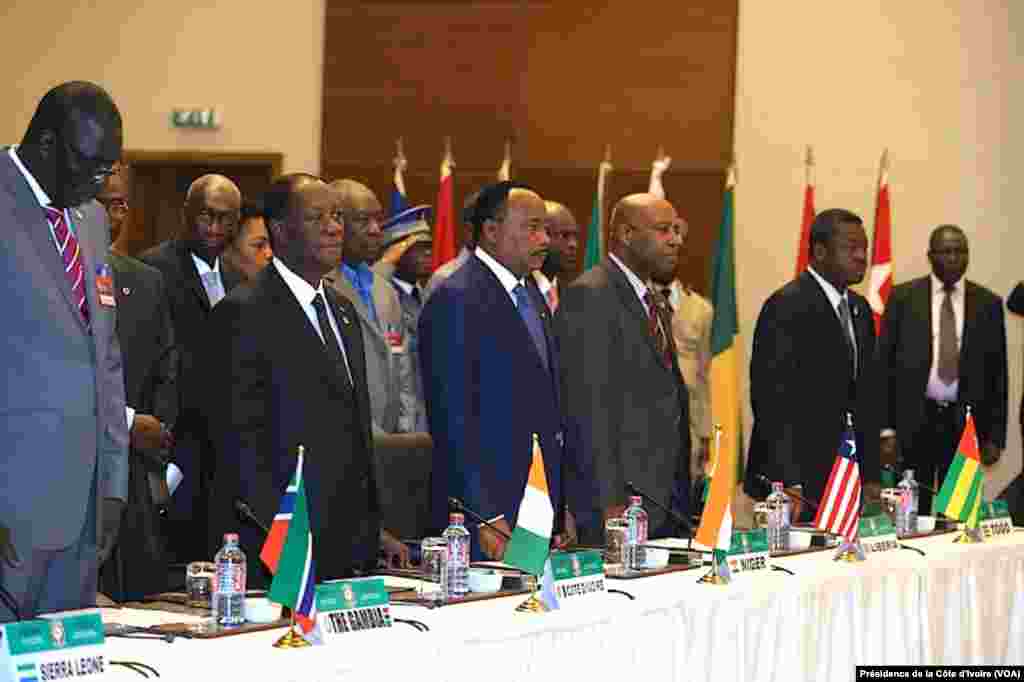 Les Chefs d'Etat et représentent des états membres de la Communauté Economique des Etats de l'Afrique de l'Ouest (CEDEAO) tiennent un sommet extraordinaire sur la maladie à virus Ebola et la situation au Burkina Faso, jeudi 06 novembre 2014, à Accra (Ghana).