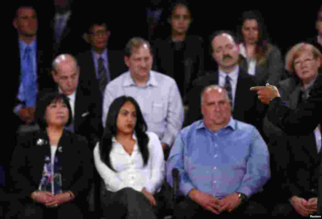 Penonton yang menghadiri debat di Universitas Hofstra di Hampstead, New York, memperhatikan Presiden Barack Obama berbicara. 