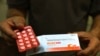 Seorang apoteker menunjukkan tablet hidroksiklorokuin di New Delhi, India, 9 April 2020. Presiden Donald Trump mengatakan dia mengonsumsi obat malaria itu untuk melindungi diri dari penularan virus corona (Covid-19).