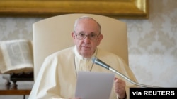 Paus Fransiskus menyampaikan audiensi umum mingguannya dari perpustakaan di Istana Apostolik di Vatikan, 11 November 2020. (Foto: Vatican Media via Reuters)