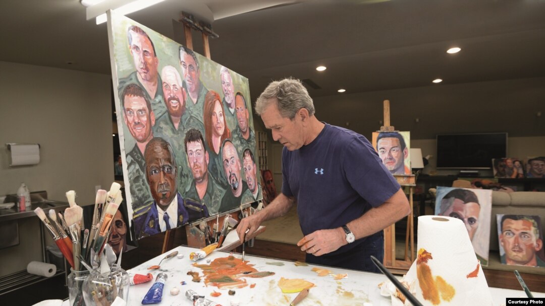 El expresidente George W. Bush es fotografiado mientras pinta retratos de veteranos militares para "Portraits of Courage". (Foto: Grant Miller)