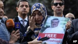Tenant une photo de Jamal Khashoggi, la Yéménite Tawakkol Karman, Prix Nobel de la paix 2011, parle à la presse devant le consulat saoudien, Istanbul, Turquie, le 5 octobre 2018. 