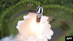 Uji coba penembakan rudal balistik antarbenua (ICBM) baru "Hwasong-18" di lokasi yang dirahasiakan di Korea Utara. (Foto: via AFP)