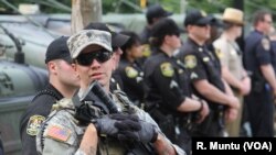Polisi Baltimore dan Garda Nasional berjaga-jaga sementara demonstran berkumpul di di Baltimore, 2 Mei 2015.