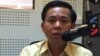 លោក តឹក វណ្ណារ៉ា នាយក​អង្គការ​វេទិកា​អង្គការ​មិនមែន​រដ្ឋាភិបាល​មាន​ ប្រសាសន៍​ពី​បញ្ហា​ប្រែប្រួល​អាកាសធាតុ​និង​លទ្ធផល​នៃ​កិច្ចប្រជុំ​កំពូល​សហ​ប្រជាជាតិ​ស្តីពី​ការប្រែប្រួល​អាកាសធាតុ​នៅ​ទីក្រុង​ប៉ារីស​កាលពី​ថ្ងៃទី ៣០ ធ្នូ ២០១៥។ (ផន បុប្ផា/VOA)