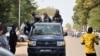 La police burkinabè patrouille dans un véhicule lors d'un rassemblement à Ouagadougou, au Burkina, le 21 octobre 2017.