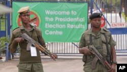 Des policiers zambiens devant un centre de vote lors de l'élection présidentielle à Lusaka, Zambie, le 21 janvier 2015.