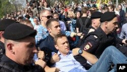 Igipolisi c'Uburusiya gihagarika uwutavugarumwe n'ubutegetsi Alexei Navalny, yari yateguye imyigaragamvyo yiyamiriza iyimikwa rya Perezida Putin, Moscou, itariki 5/05/2018. 