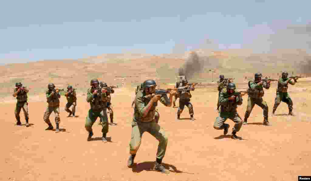Security forces loyal to Syria&#39;s President Bashar al-Assad take part in a field exercise at an undisclosed location, May 22, 2013. (SANA via Reuters)