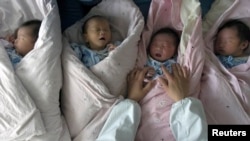 Bayi-bayi yang baru lahir di rumah sakit Huai'an, provinsi Jiangsu, China timur (foto: ilustrasi). Angka kelahiran di China menurun dengan cepat dalam lima tahun terakhir. 