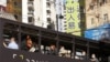 香港新冠疫情感染人数不断升高，图为人们乘坐公共交通时都佩戴口罩。
